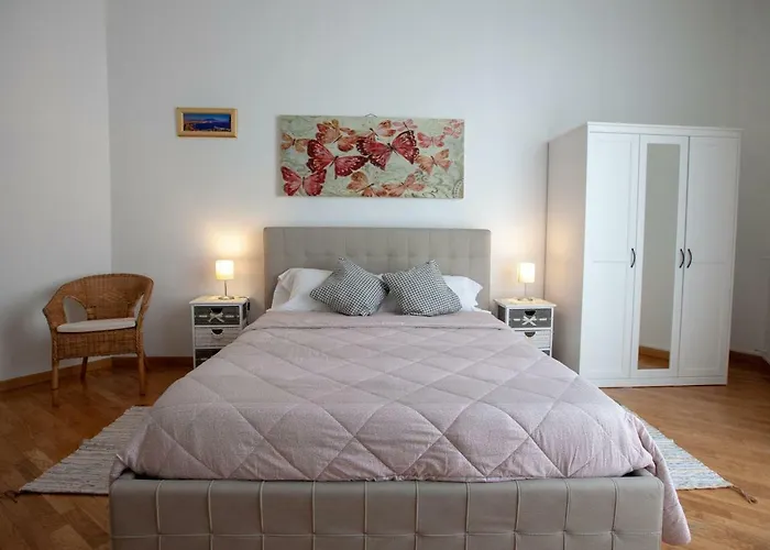 Apartment Garibaldi House Neapel